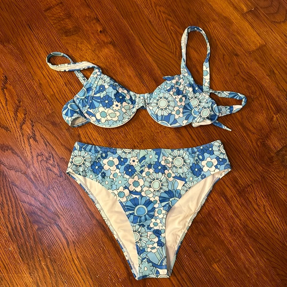 Bikini - Picture 2 of 5